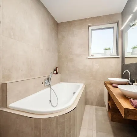 Slnecny Dom Pri Jazere Vila Hruba Borsa