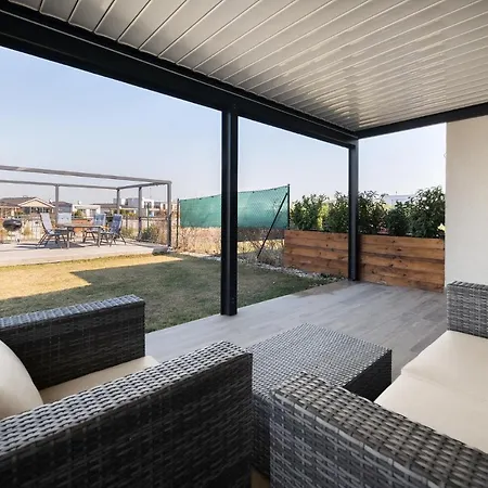 Slnecny Dom Pri Jazere * Hruba Borsa